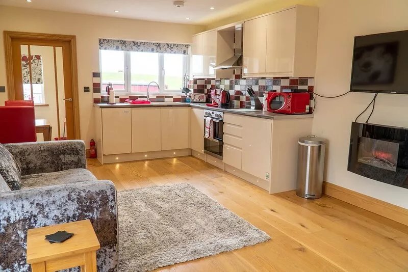 Daisy Cottage - One-bed cottage with hot tub, walk to the beach.
