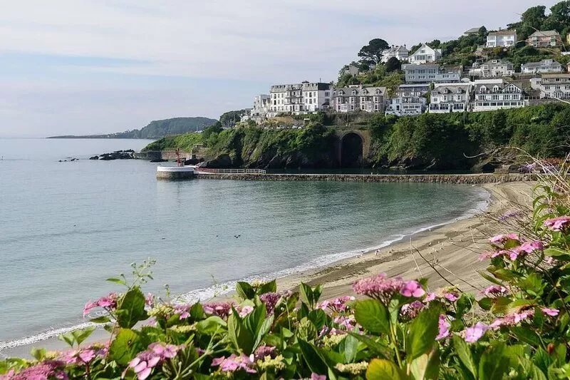 Modern town centre apartment, two minutes from the beach with free parking!