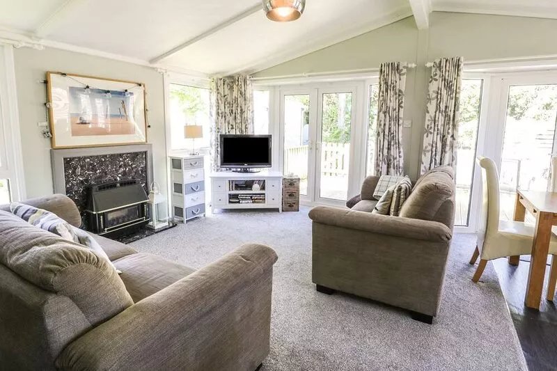 ORCHARD LODGE, pet friendly, with hot tub in Abersoch
