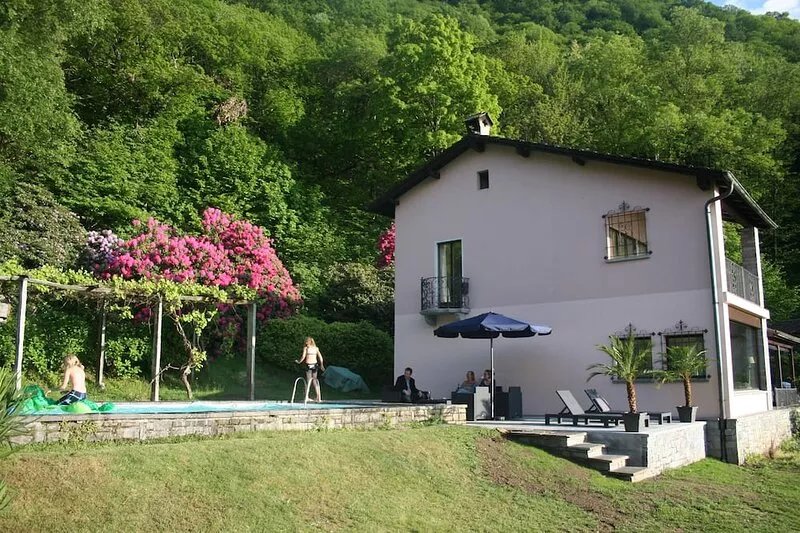 Ticino villa with large pool and stunning lake view - on 8,800m² plot