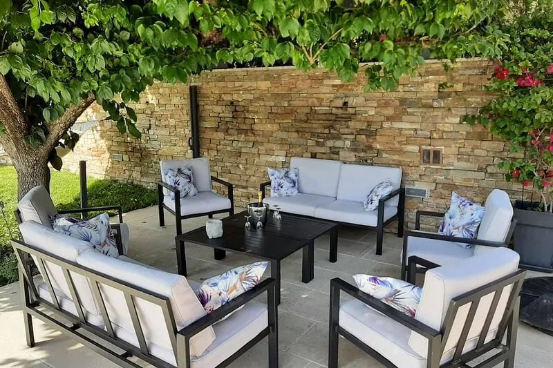 Villa with infinity pool, overlooking the vineyards, in the Luberon Massif