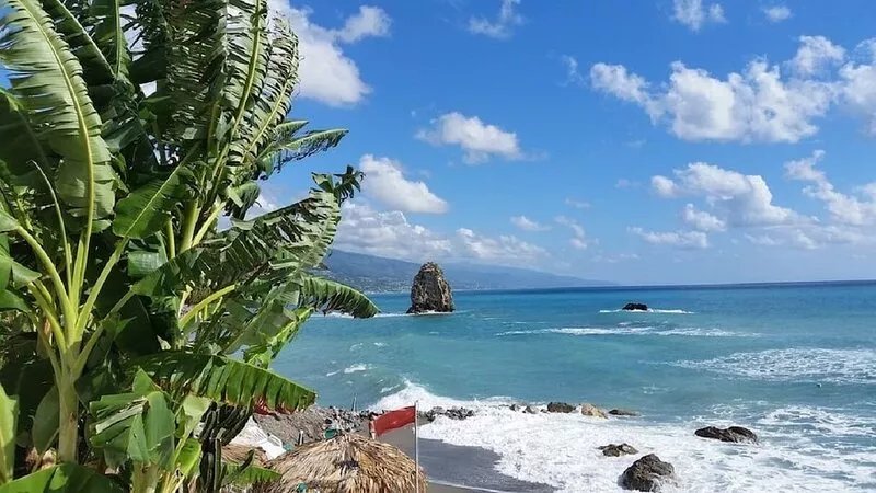 Panoramic apartment in villa 300 mt from the sea, private garden with sea view