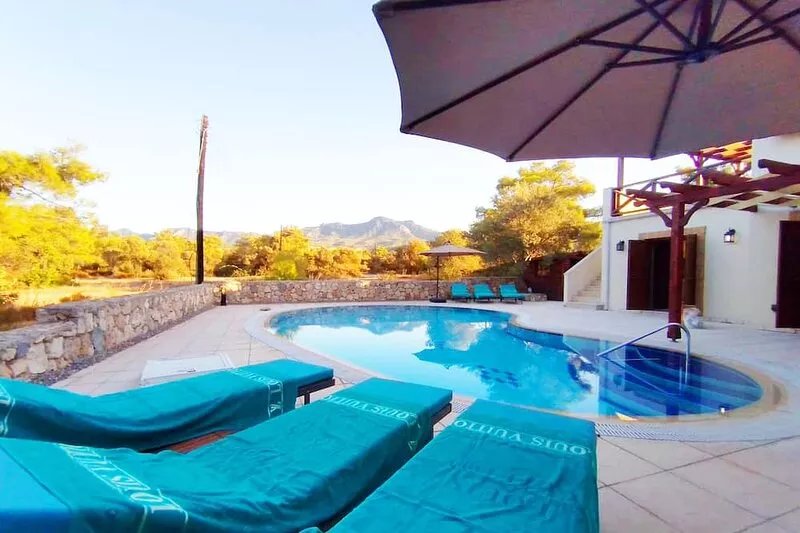 Luxury Villa 200m from the sea and the golf club