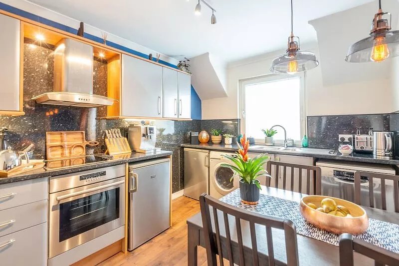 Inverness City Centre: Enhanced Clean, Luxury 3 Bedroom, 2 Bath, Private Parking