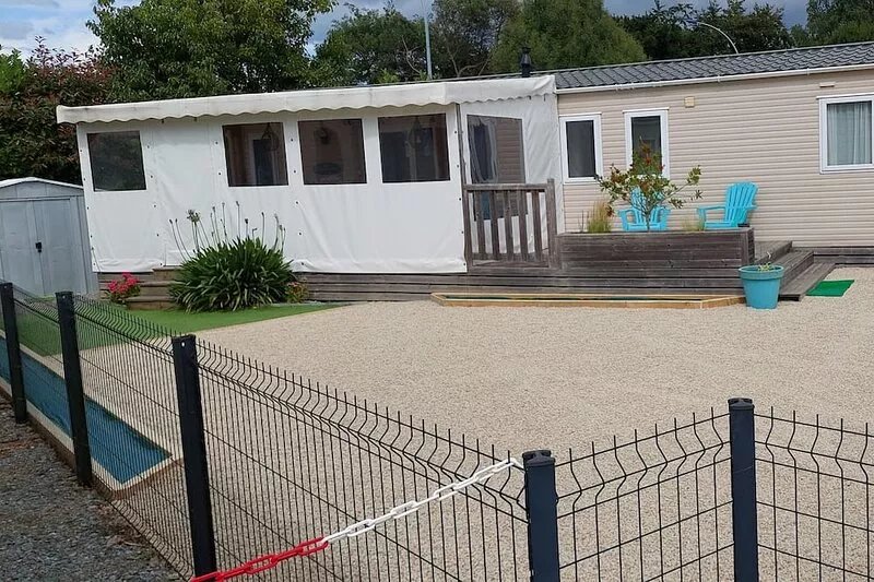 Mobilhome sleeps 6, quiet, fenced in; moreover, we accept docile dogs.