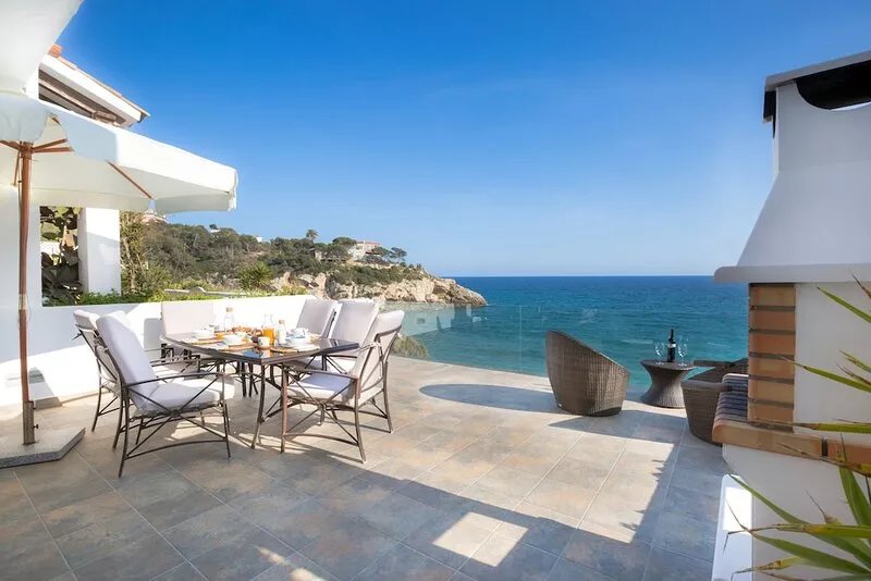 HOUSE ON A CLIFF, BEACH AT 30 M, SATELLITE TV, WIFI, PARKING AND SWIMMING POOL