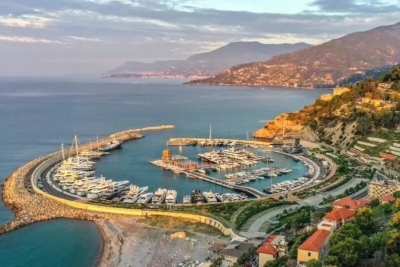 Enjoy nature in all privacy with pool. Beautiful view on vinyards and sea.