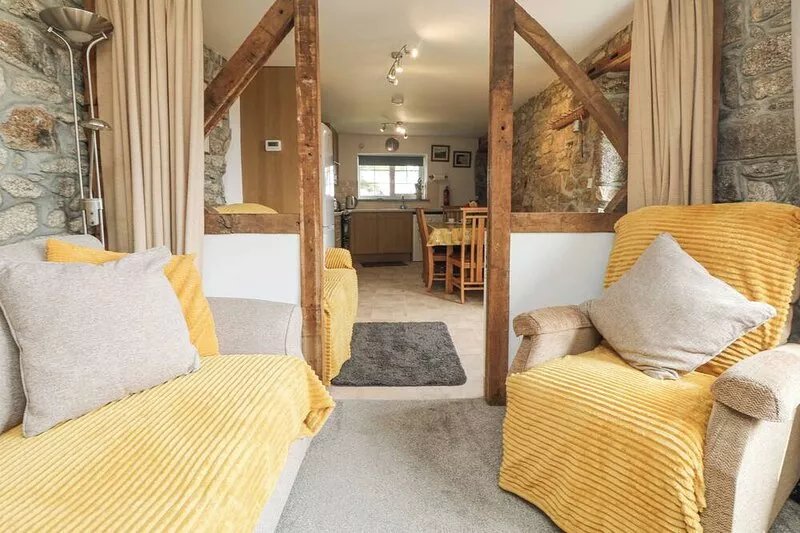 MUM'S COTTAGE, pet friendly, character holiday cottage in Upton Cross