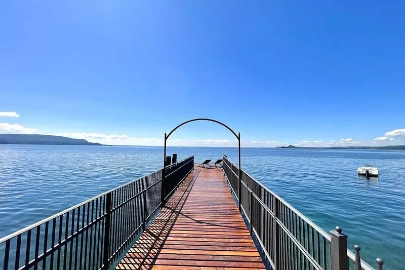 Lakefront villa with secular park, private jetty and pool 10 km from Salò