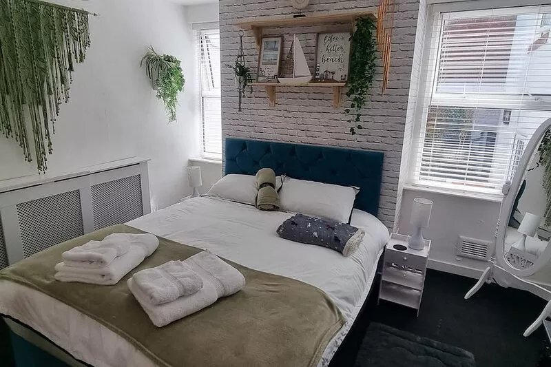 The Hideaway quaint Town centre Holiday Home