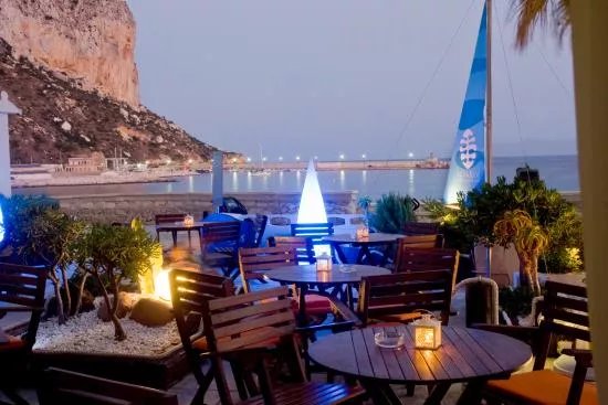 Acuarios beach lounge bar