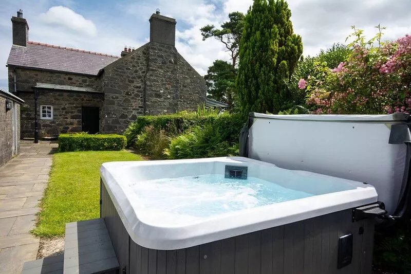 Tan y Bryn - sleeps 8 guests  in 3 bedrooms