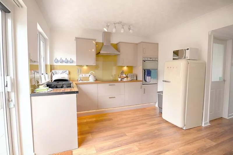 Beautiful, spacious 2 bedroom holiday house with parking and sea views.