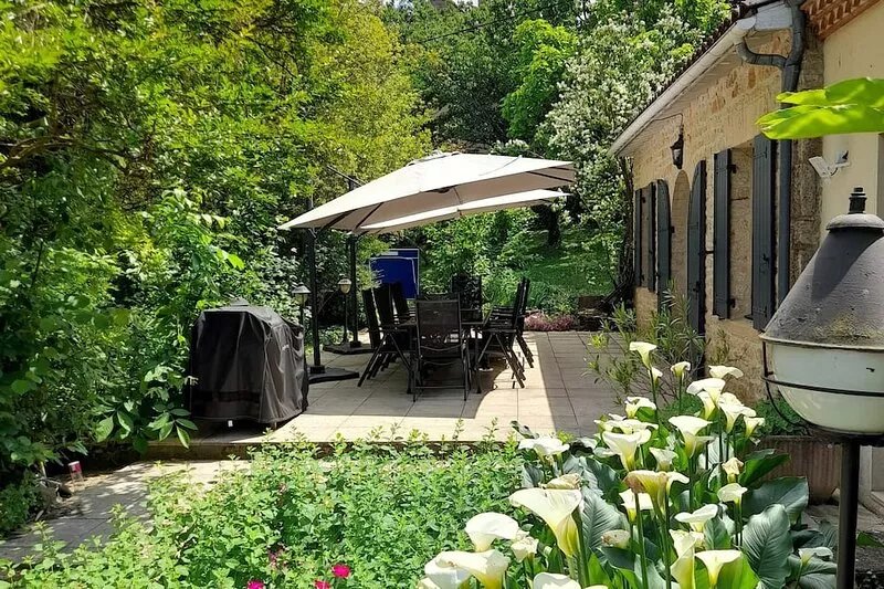 Wooded property with heated swimming pool, near the historic centre of Sarlat