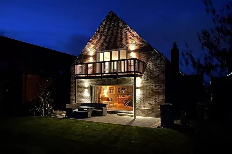 Ocean Retreat -  a cottage that sleeps 8 guests  in 4 bedrooms