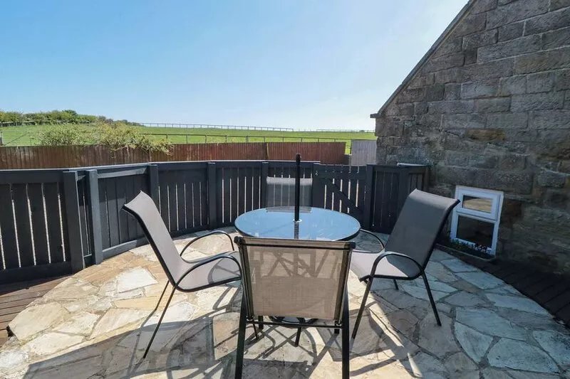 BARN COTTAGE, pet friendly, with a garden in Robin Hood’s Bay
