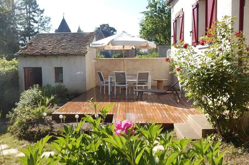 Quiet gîte, close to town center, with beautiful garden facing Clos Lucé!