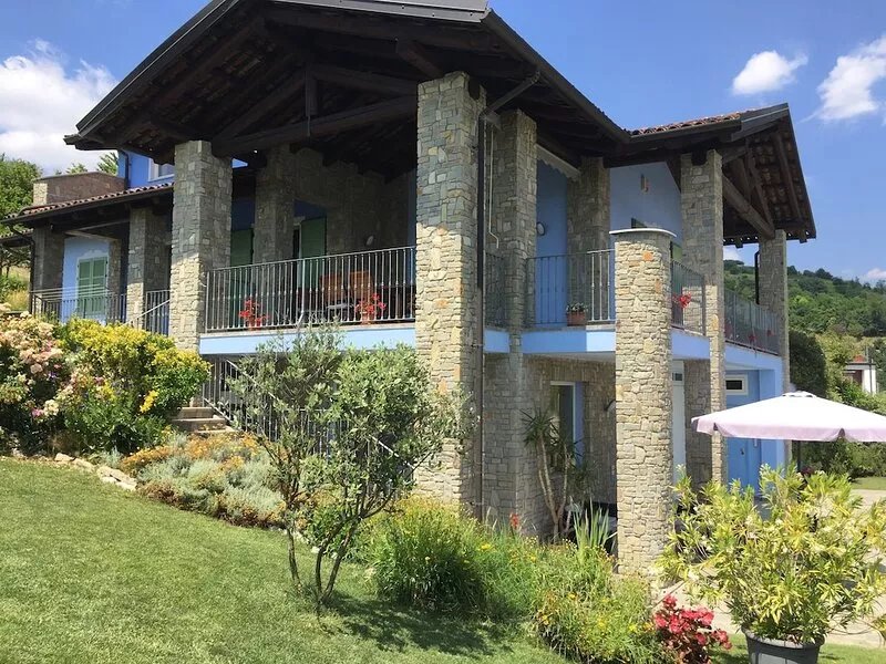 La Casa Blu, Villa with private swimming pool in Monferrato Langhe, Unesco