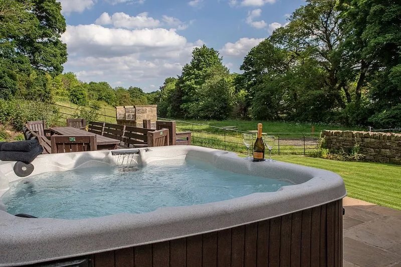 Unsliven Bridge Farm - sleeps 15 guests  in 7 bedrooms