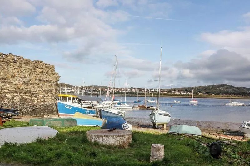 TY POTIWR, with a garden in Conwy