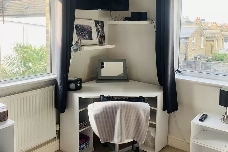 Stylish, Three Bed Property, Quiet Location, Great Access To Central London