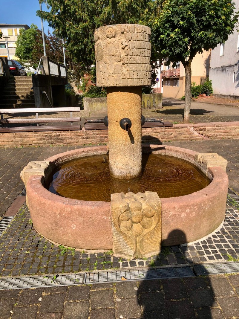Brunnen zur Kirche