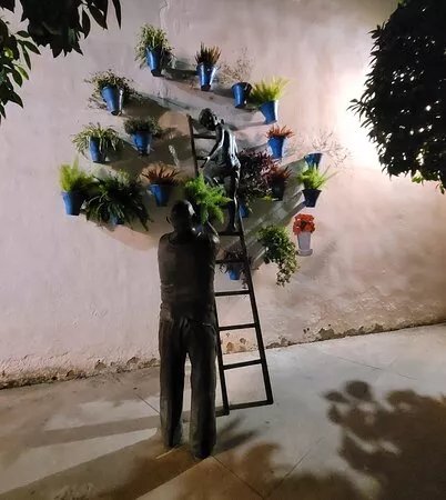Escultura Del Abuelo & El Nino