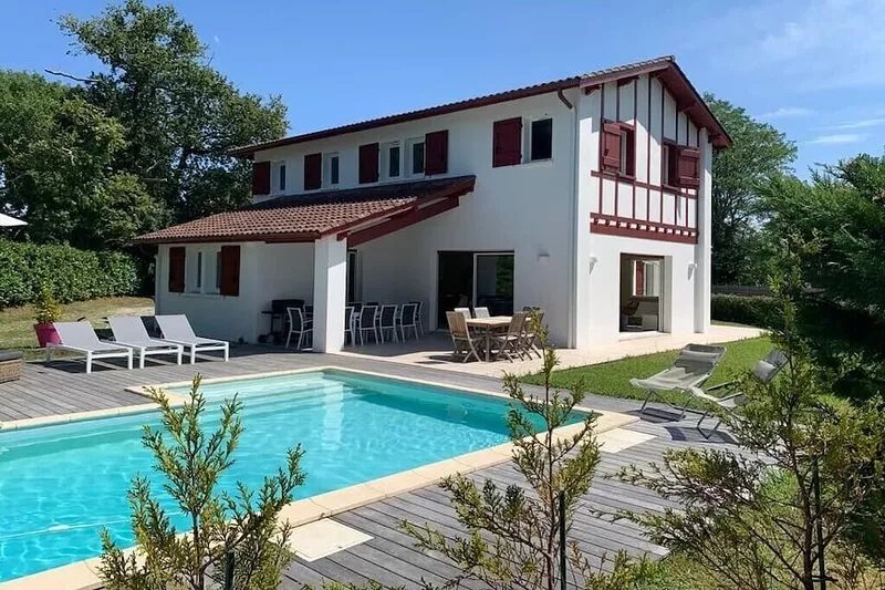 Big contemporary baserri with a swimming pool and a garden for up to 14 people