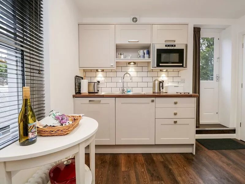 MOORHURST COTTAGE, family friendly in Grange-Over-Sands