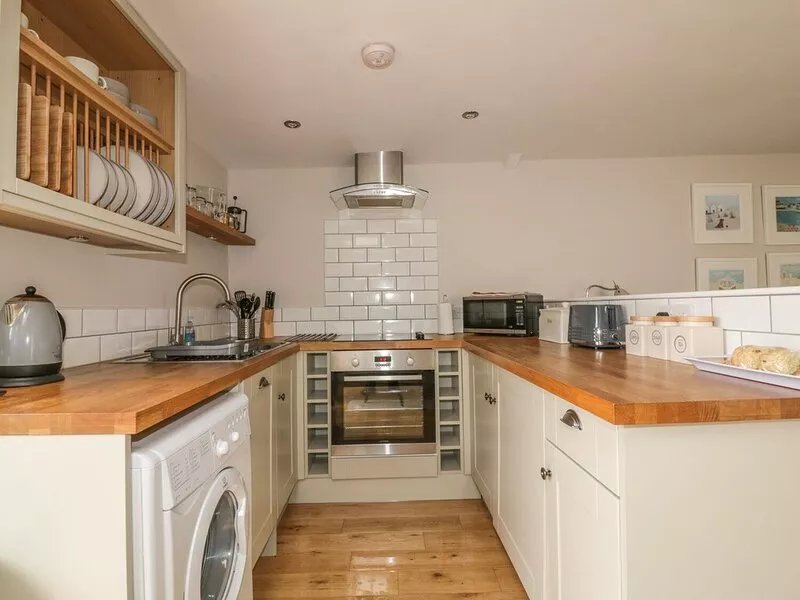 THE BOLTHOLE, pet friendly, with open fire in Crantock