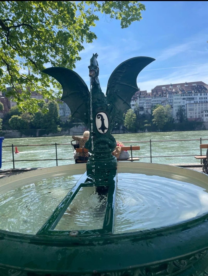 Basiliskenbrunnen am Rhein beim Referenzgasslein