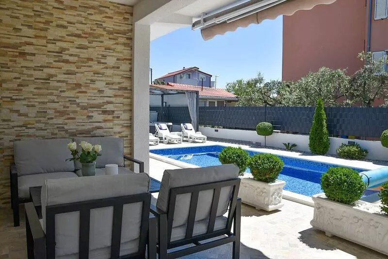 Villa Rozzaria - 5 min from the beach /w hottub and heated pool