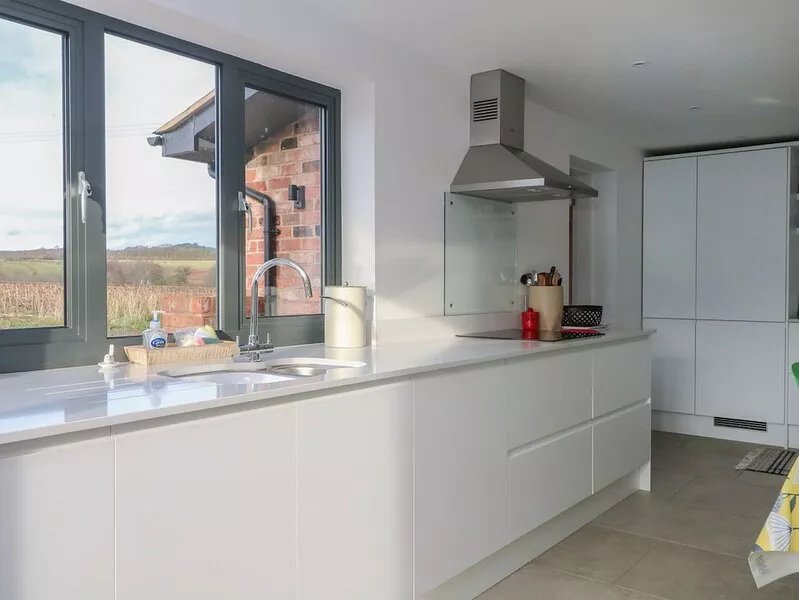 HOLLY TREE COTTAGE, family friendly, with open fire in Tarvin