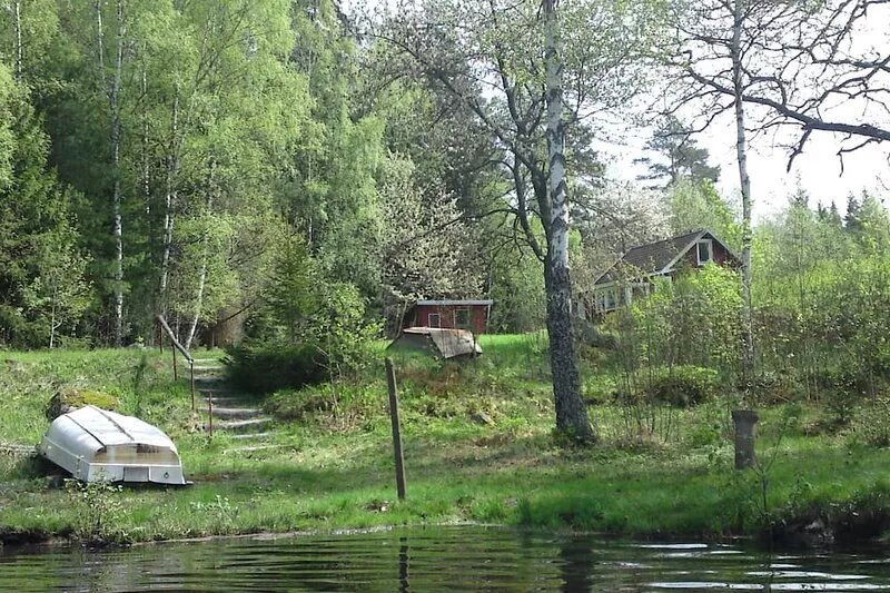 Holiday home right on the lake with a large lake property
