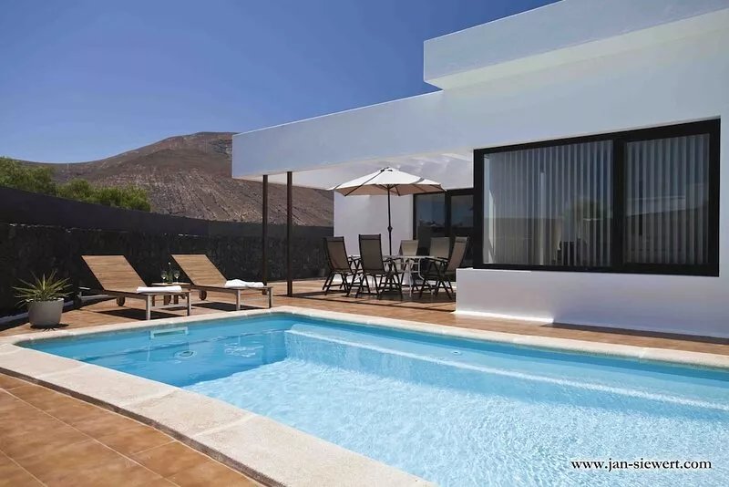 Modern villa with private pool, 1Gb, 15 min from beaches and Timanfaya