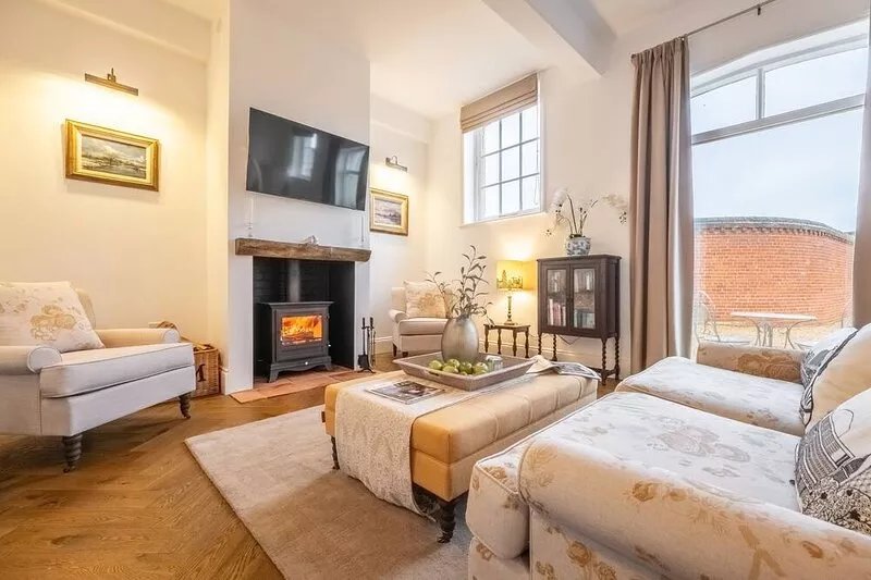 Sleeps 4 guests  in 1 Double and 1 Twin bedroom