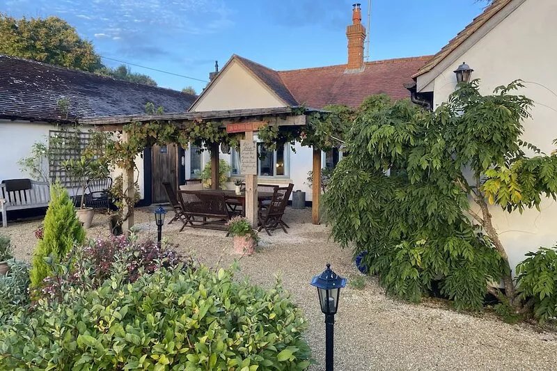Characterful Home in beautiful surroundings of Surrey Hills