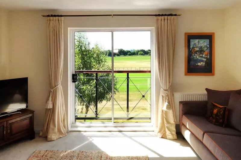 Sleeps 6, Parking, Great View. 3 Bedrooms, 4 beds, easy walk to town centry