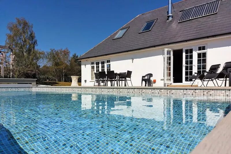 Luxury villa, amazing location, pool, jacuzzi, large garden & tennis court!