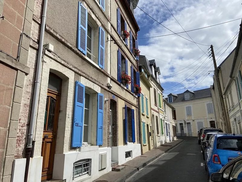Charming Valentine fisherman's cottage, town center, close to train station and