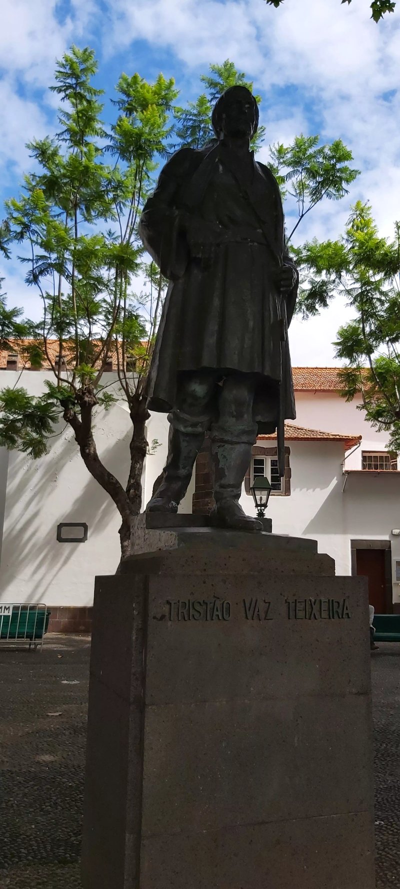 Estatua De Tristao Vaz Teixeira