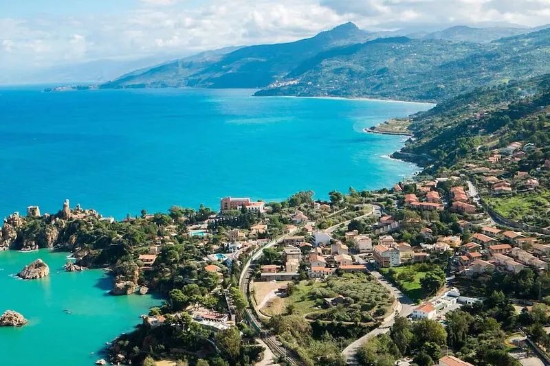 Self check-in. VILLECEFALU. Villa with Veranda, 2 bedrooms, 2 bathrooms