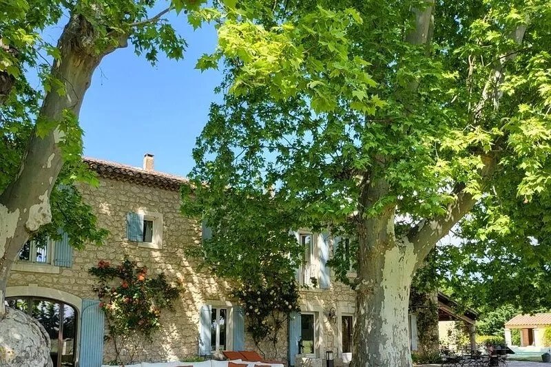 Luberon: farmhouse with pool, 5 bedrooms and bathrooms with private toilet