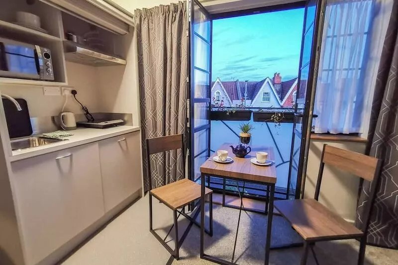 Bright Art Deco Studio in Central Location