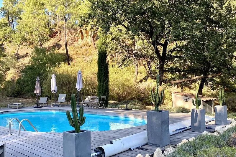 Beautiful Provencal property in the Luberon in the massive Ochre