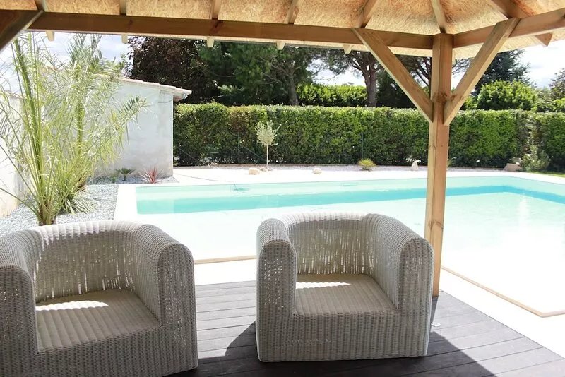 Spacious villa with large pool near Avignon Lisle sur Sorgue
