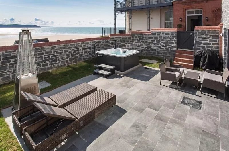 A stunning 2 bedroom detached house overlooking Woolacombe beach with hot tub!