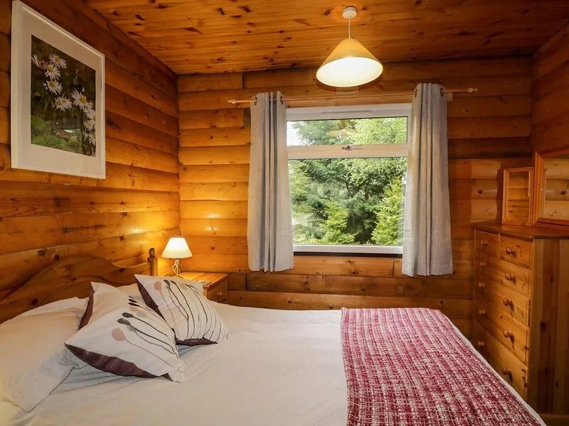 EAGLE LODGE, pet friendly, with a garden in Strathpeffer