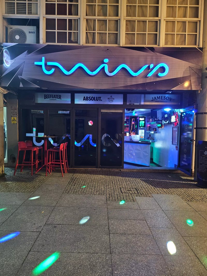 Twin’s Bar