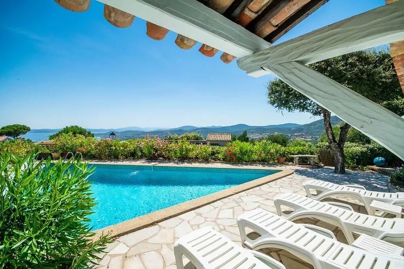 Les Issambres: single-storey villa with a panoramic view of bay of Saint-Tropez